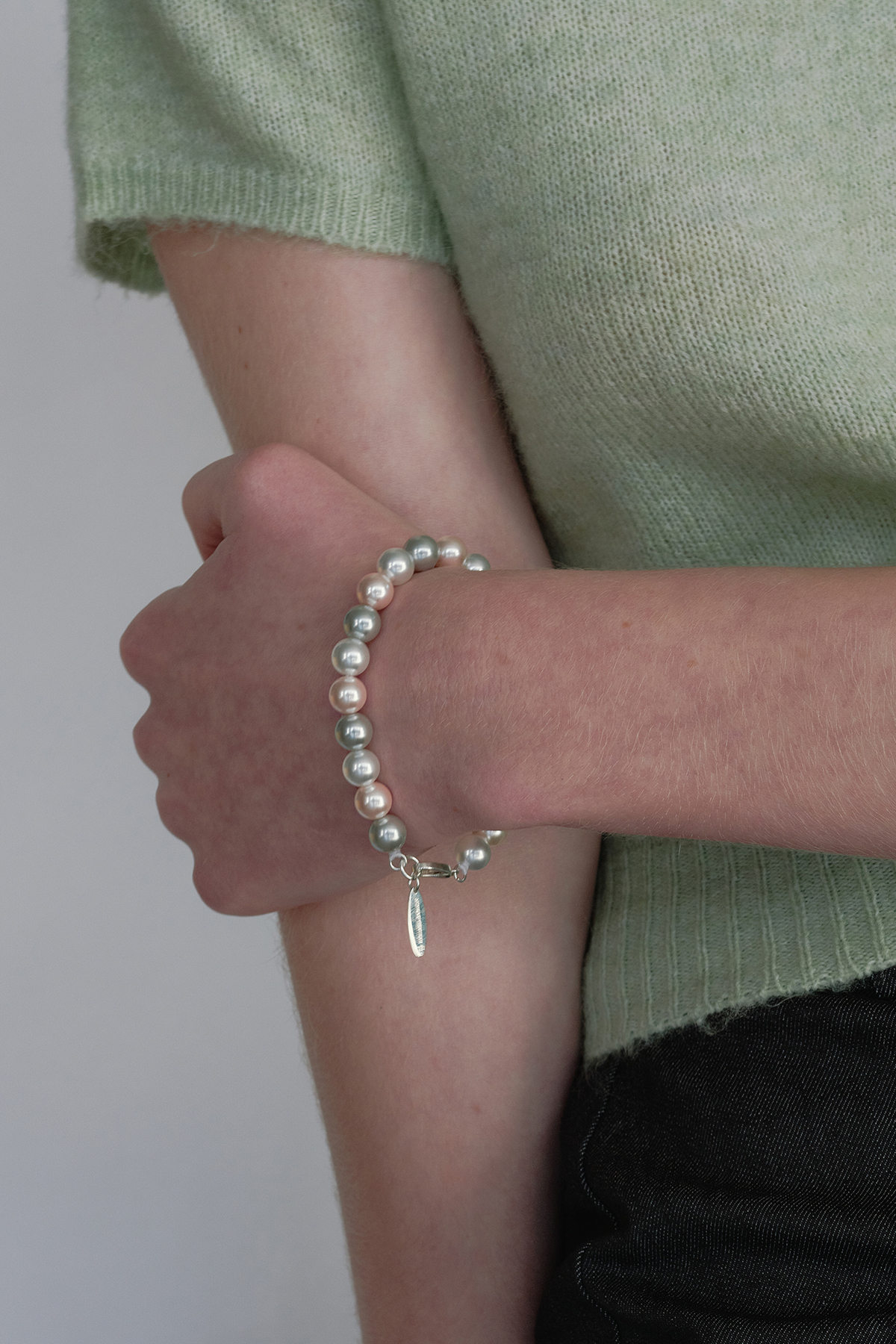 《MONDAY EDITION》 Blushing Pearls Bracelet