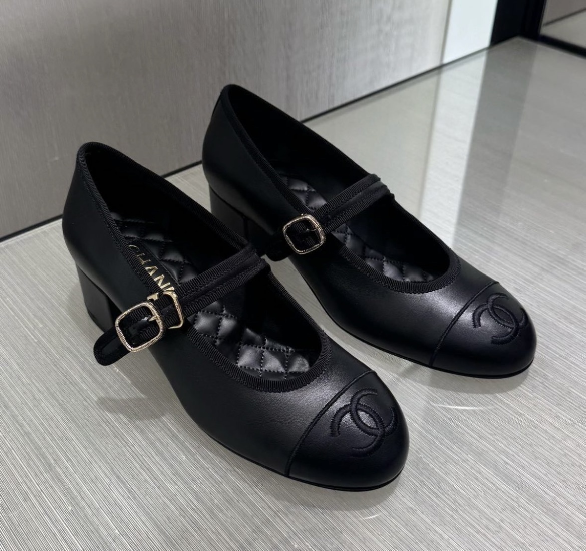 ヒールタイプ登場！よそ行きな足元に☆CHANEL メリージェーン