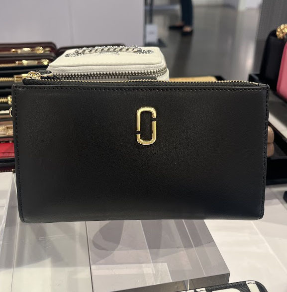 即発 MARC JACOBS リストレット 多機能ウォレット 収納力抜群!