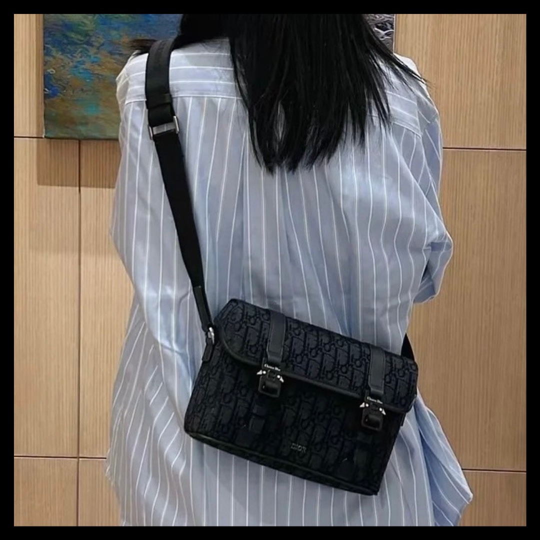 【上品に仕上がる♪】Dior Hit the Road メッセンジャーバッグ