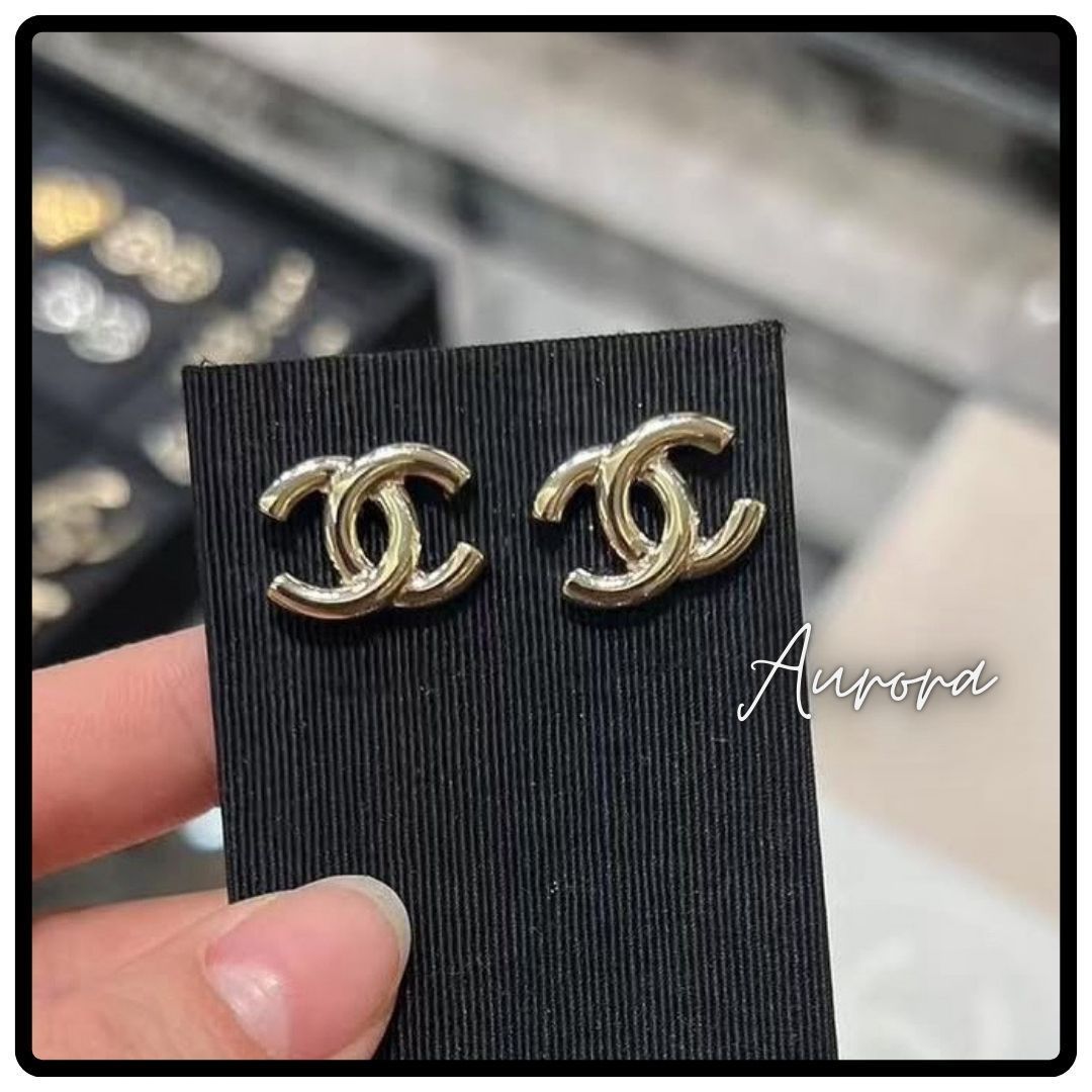 煌めく耳元×シンプル_CHANEL_ピアス_CCロゴ_ゴールド_小さめ