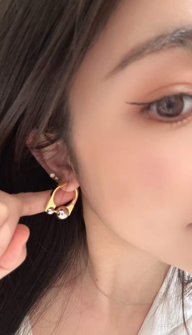 耳元を華やかに】DIOR Tribales New Look ピアス ミディアム