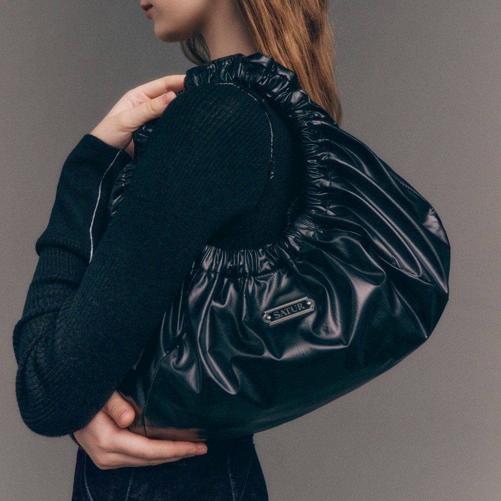 ショルダーバッグ・ポシェット SATUR Scrunchy Medium Shoulder Bag Black