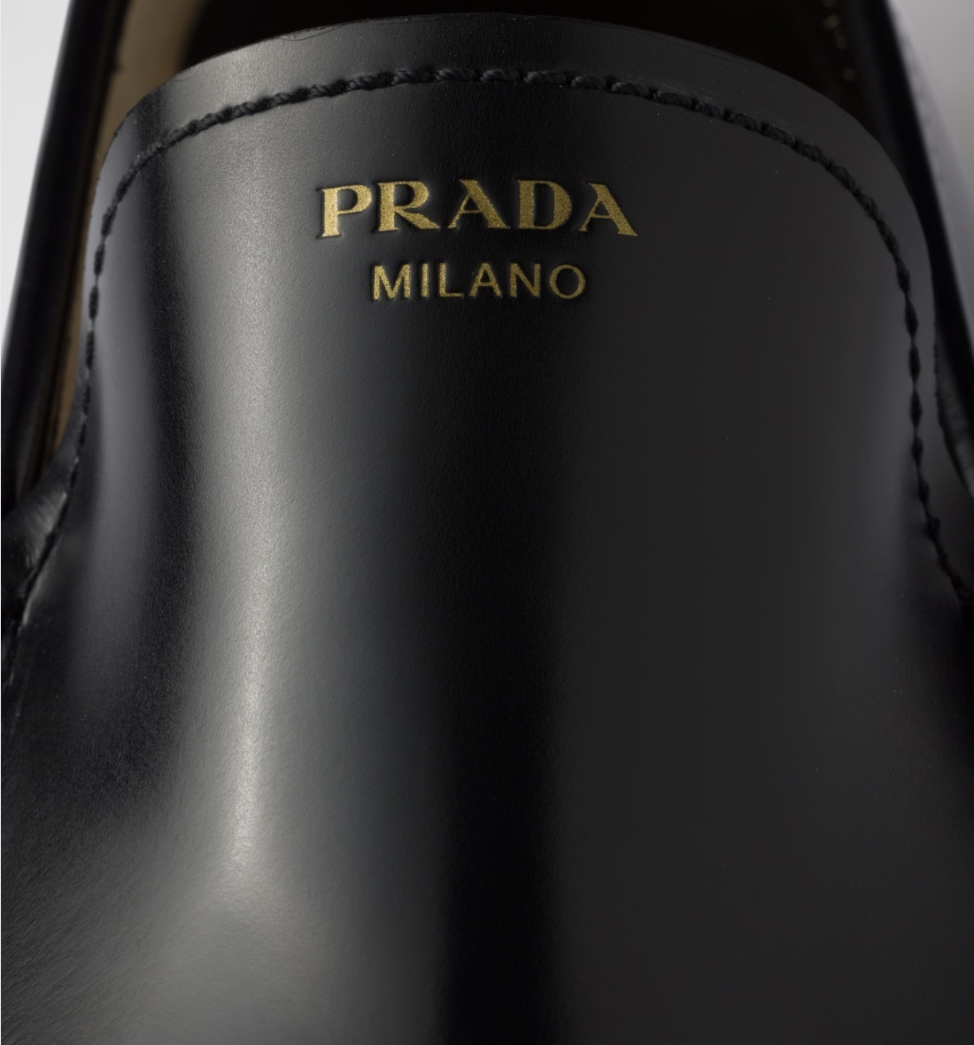 デイリーに履きたい《PRADA》ブラッシュドレザーローファー