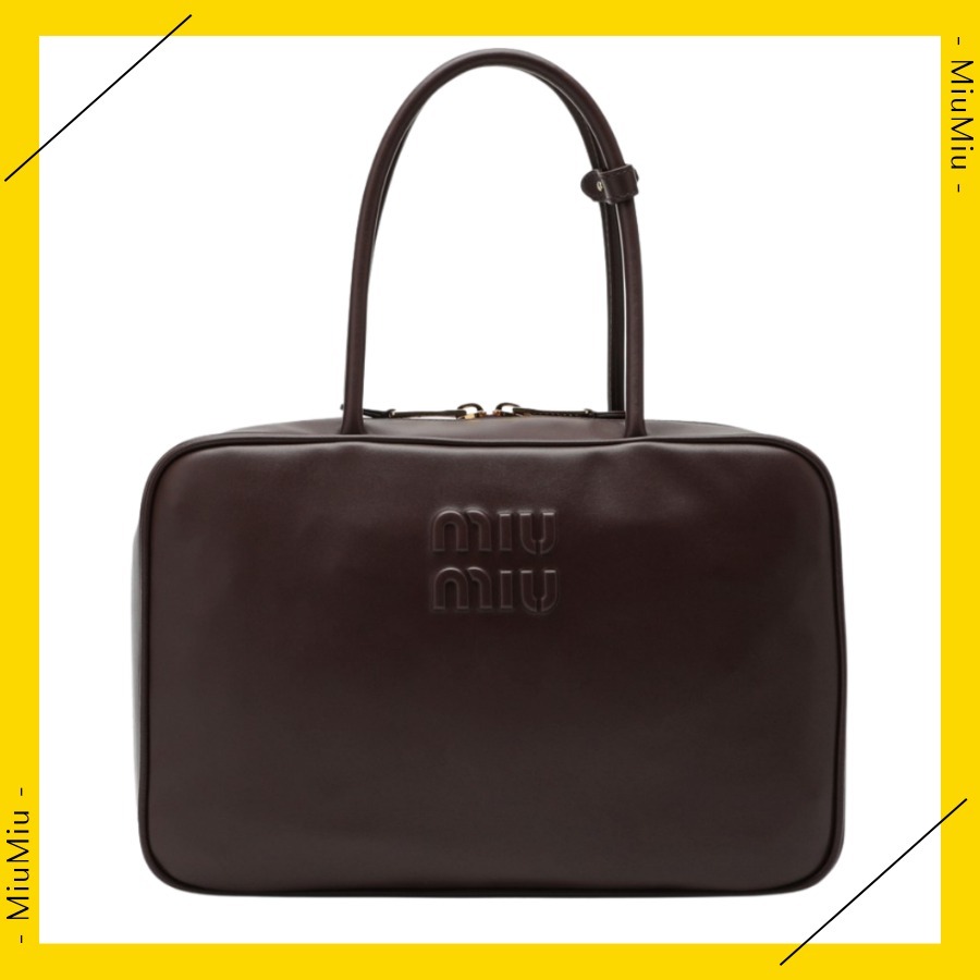 黒シャツパーカー革財布デニムパンツハットにMIUMIUハンドバッグ