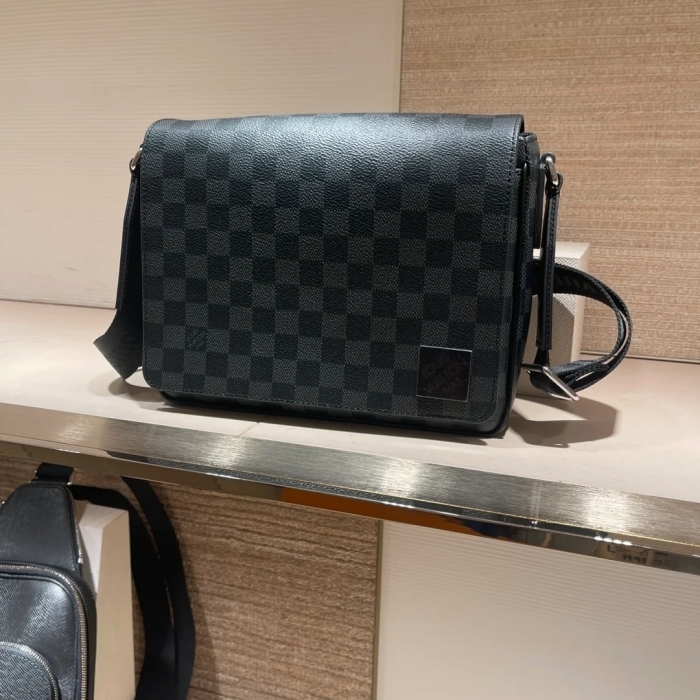 《LVロゴ★》Louis Vuitton ディストリクト PM ショルダーバッグ