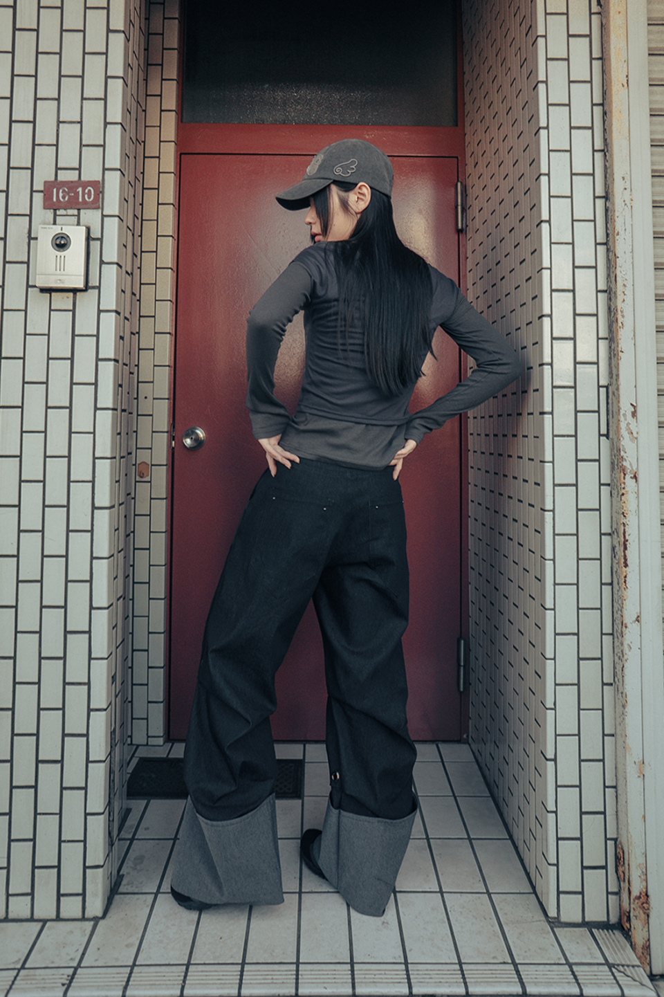 【HUG YOUR SKIN】 Tucked denim pants ★韓国人気★ 追跡付 HUG YOUR SKIN】 Tucked denim pants ☆韓国人気☆ 追跡付 (hug