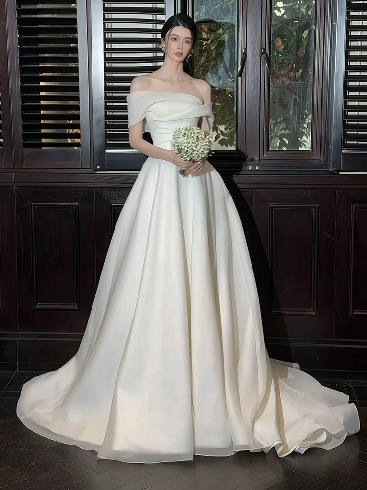 オフショルダーウェディングドレス結婚式前撮り