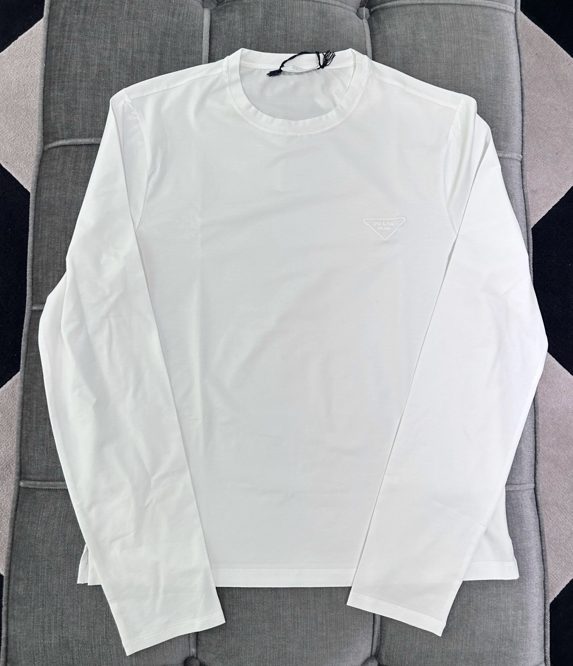 シンプルな定番デザイン《PRADA》ストレッチコットンTシャツ