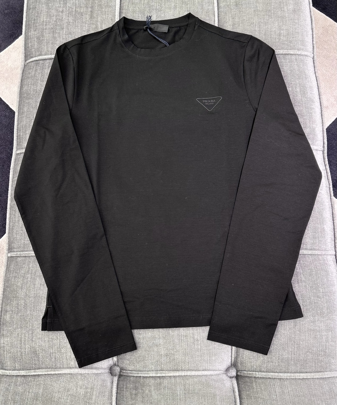 シンプルな定番デザイン《PRADA》ストレッチコットンTシャツ
