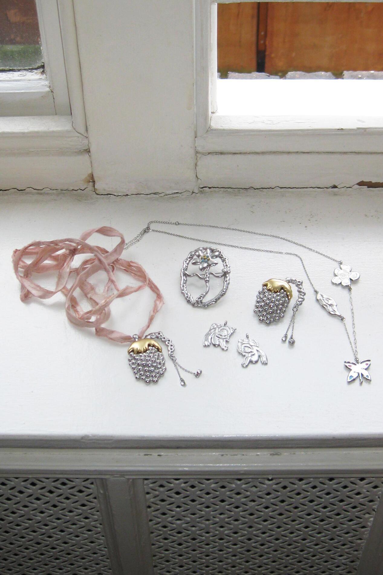 【Sinoon】25SS/韓国人気★ Dangling Grape Brooch -Silver Gold