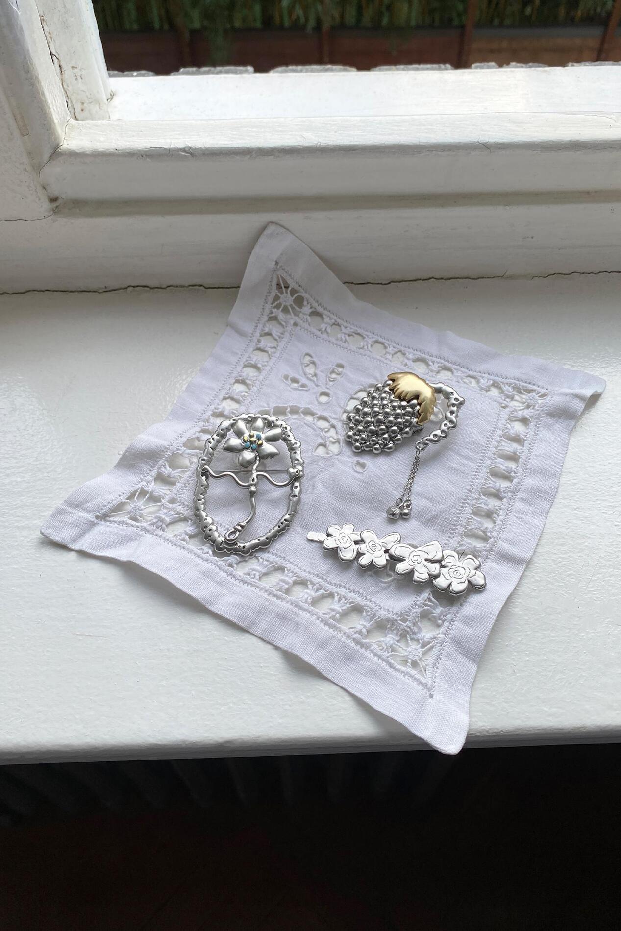 【Sinoon】25SS/韓国人気★ Dangling Grape Brooch -Silver Gold