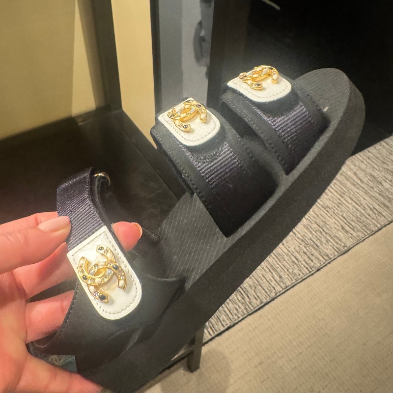 ★今回も出た！★【CHANEL】超軽量ベルクロサンダル