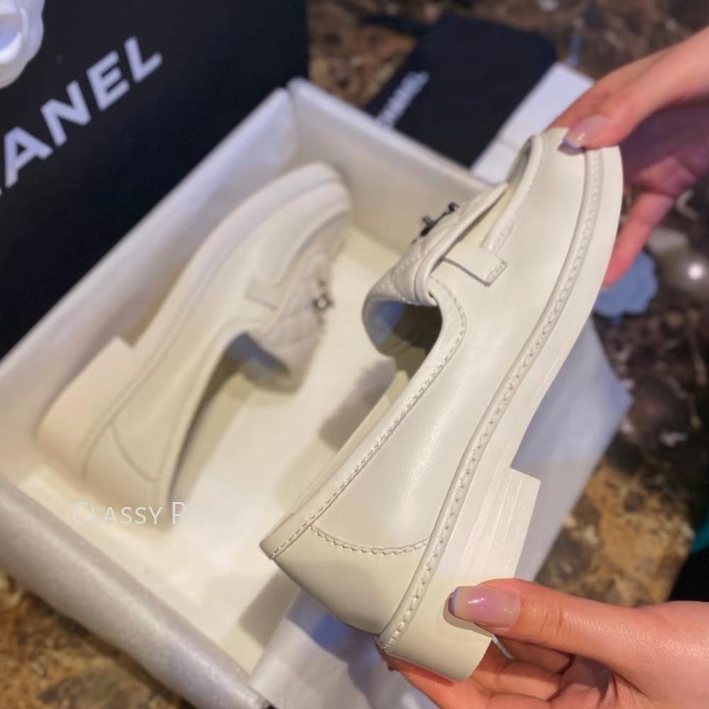 【CHANELシンプルでも存在感大】ローファー アイボリー 25S シンプルデザインにCCロゴ》CHANEL 靴 ローファー