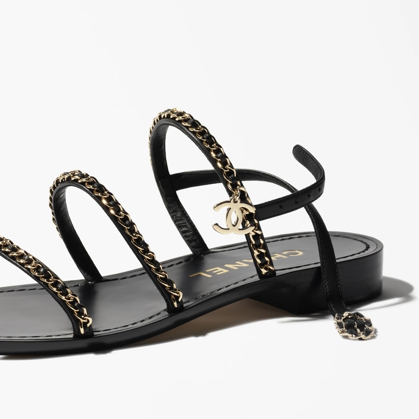 《チェーンが魅力的！！》 CHANEL サンダル
