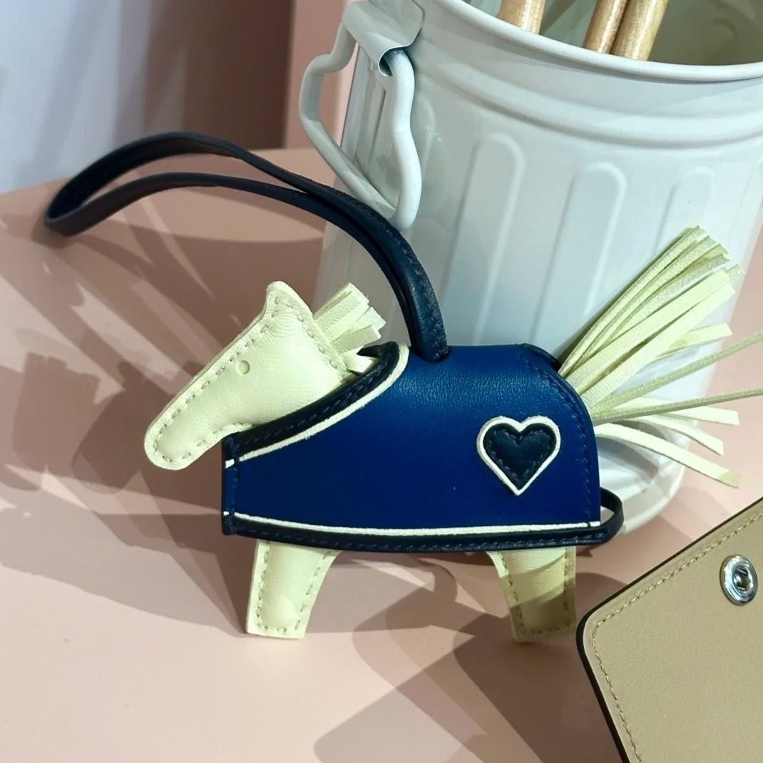 Blueのデザインがお洒落♡】HERMES バッグチャーム