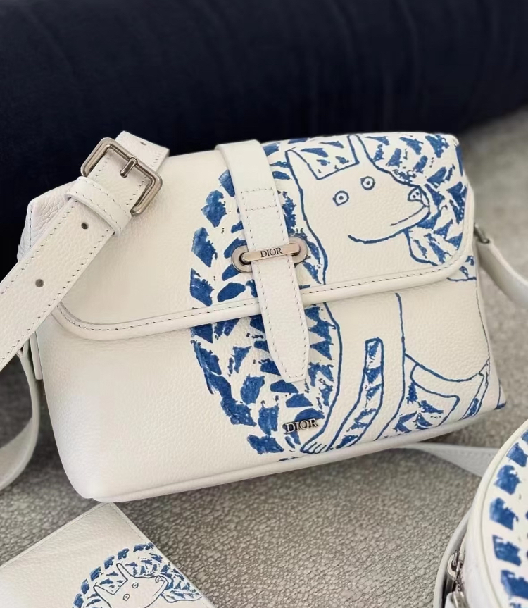 Dior《DIOR & HYLTON NEL メッセンジャーバッグ》カーフ 直営店