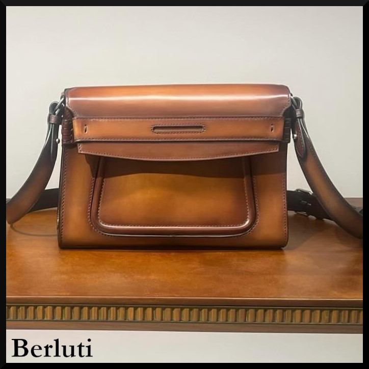人気☆【Berluti】Andy Crossbody レザー メッセンジャーバッグ Andy Crossbody Leather Messenger | Berluti US