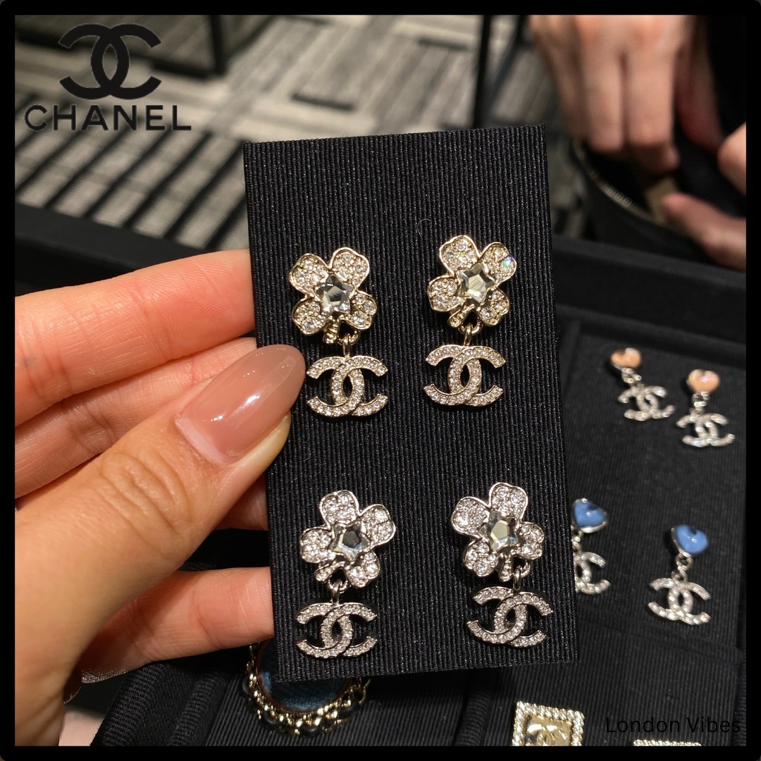幸福を呼ぶクローバー CHANEL ピアス ゴールド/シルバー