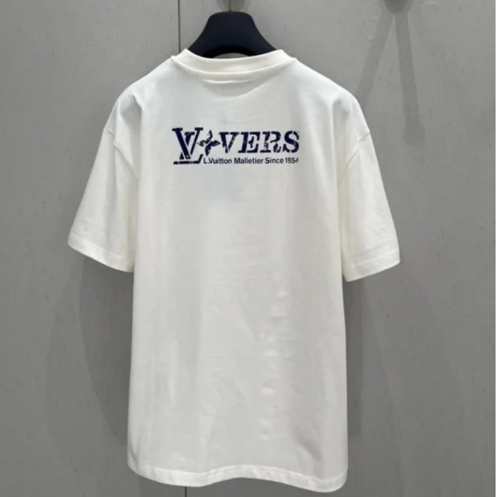 《LVロゴ》Louis Vuitton エンベリッシュド グラフィックTシャツ