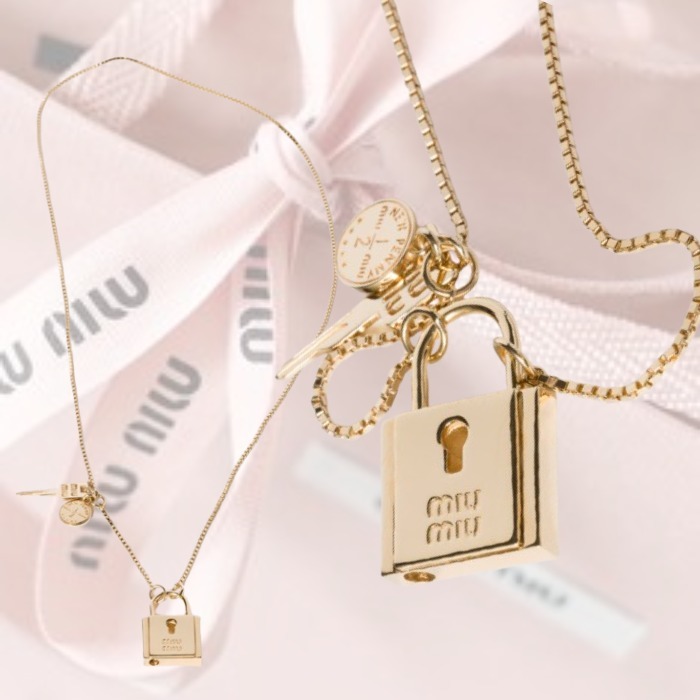 国内発 すぐ届く【MIUMIU】メタル ネックレス ゴールド 大人気