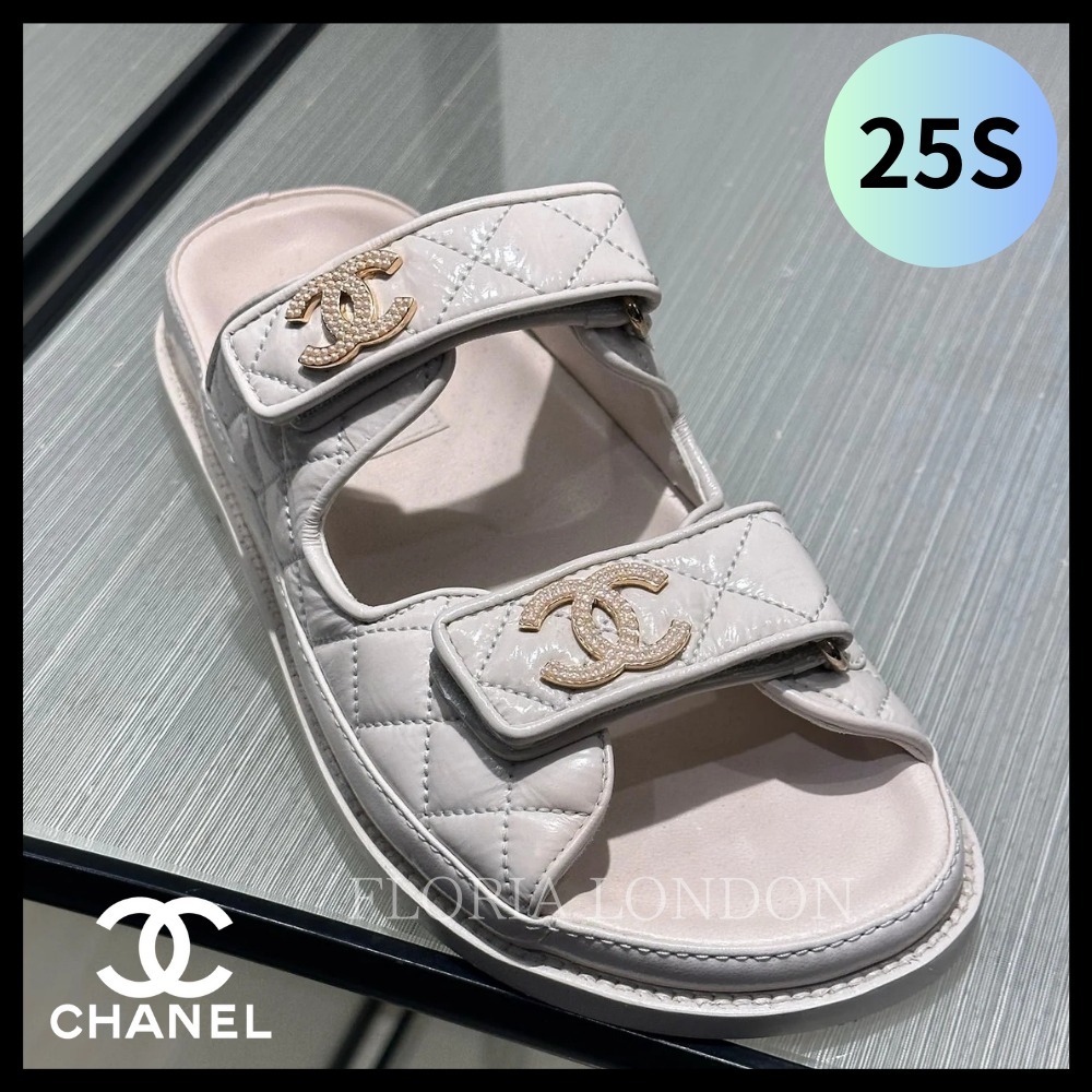 パールロゴが可愛い 国内発送◆25S CHANEL フットベッドサンダル