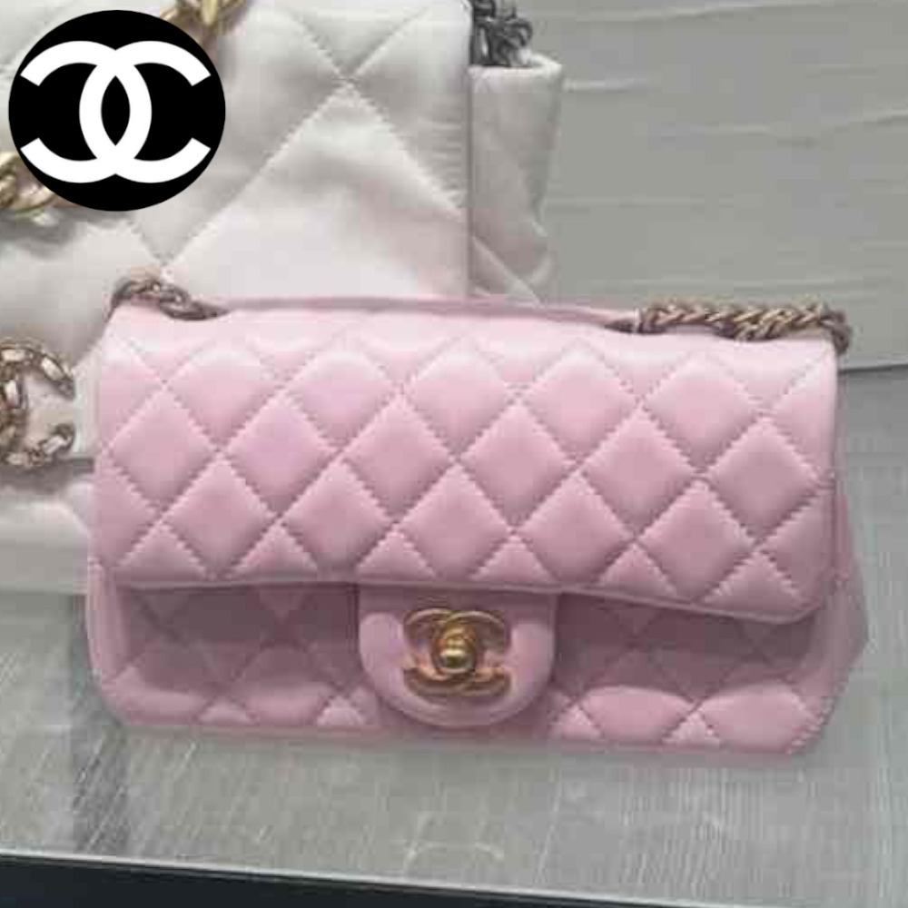 【鮮やかカラーで存在感！】CHANEL フラップバッグ