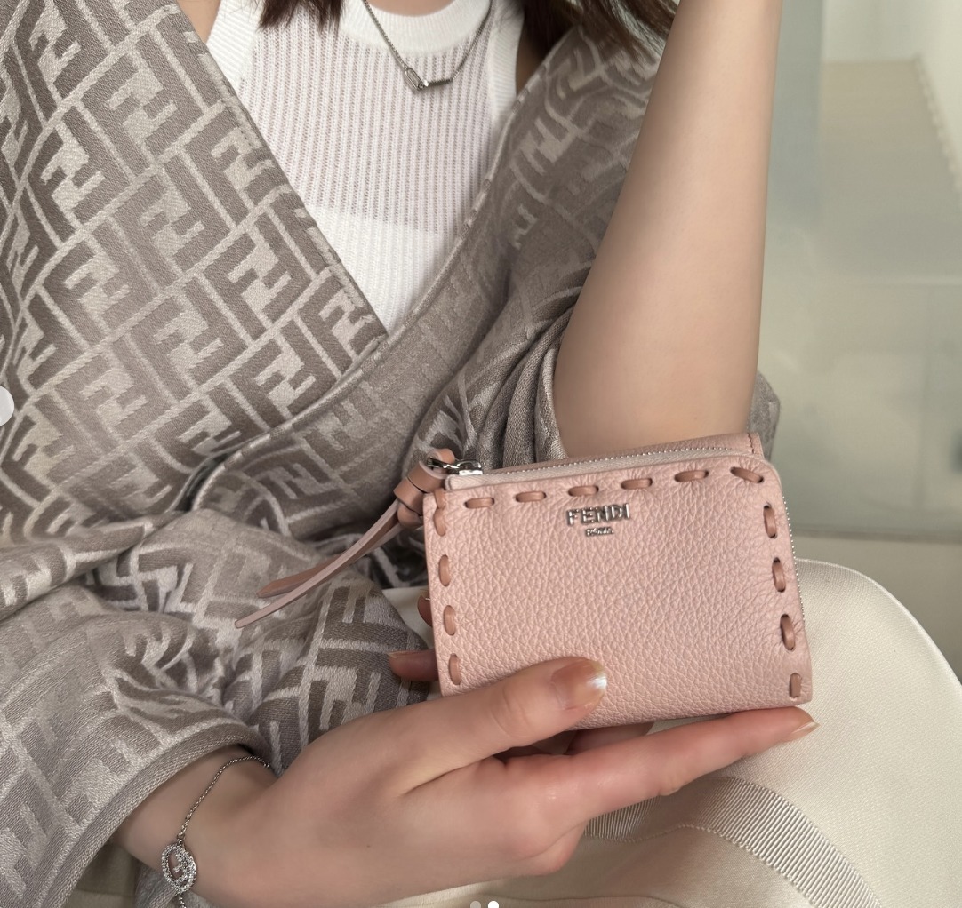 FENDI フェンディ ラウンドジップ コインケース ピンク