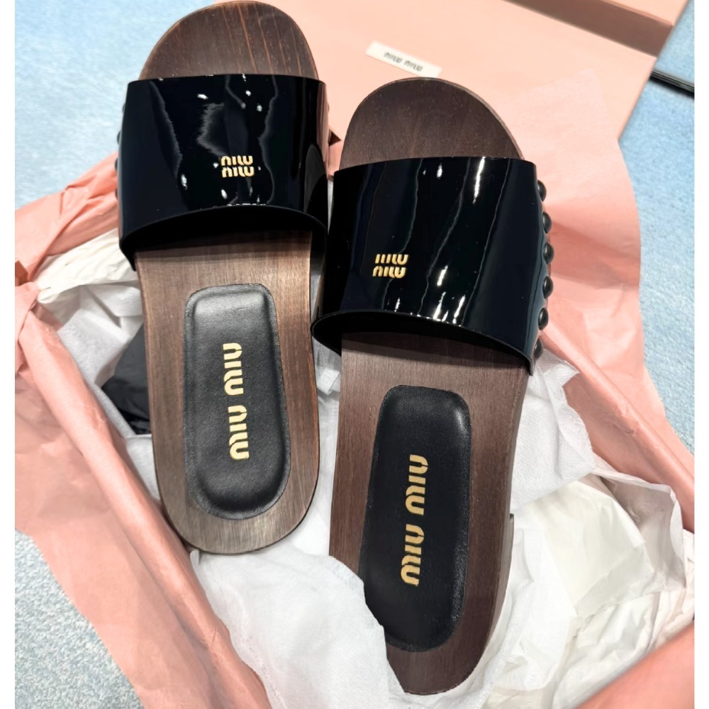 《マストバイ》【MiuMiu】パテントレザー クロッグ サンダル