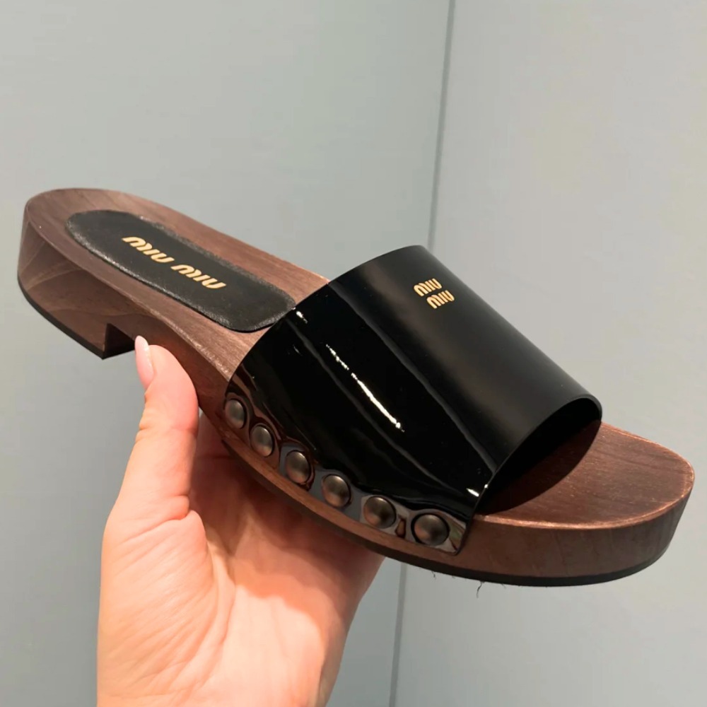 《マストバイ》【MiuMiu】パテントレザー クロッグ サンダル