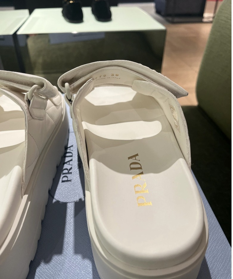 PRADA 直営店より ナッパレザー スライドサンダル 2色 PRADA 直営店より ナッパレザー スライド サンダル 2色