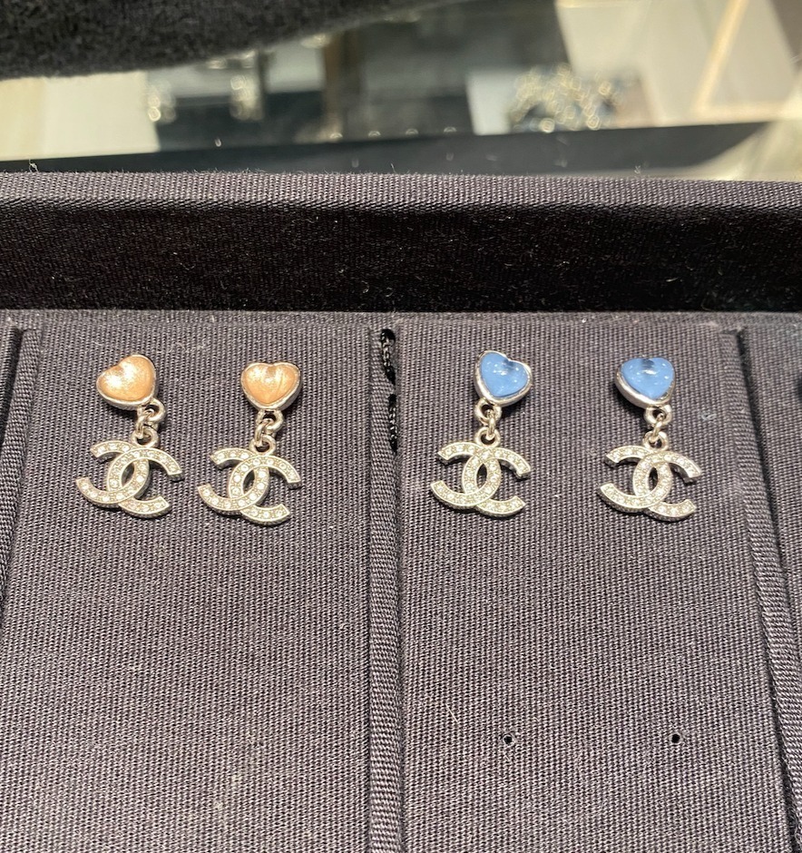 揺れるCCロゴ♪ CHANEL ピアス ブルーハート (CHANEL/ピアス