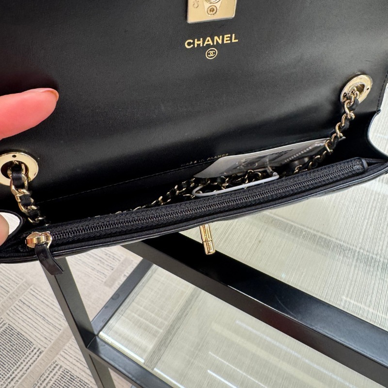 大人気【CHANEL】横長で使いやすい ショルダーバッグ ☆トッププレートロゴ☆【CHANEL】横長フォームショルダーバッグ