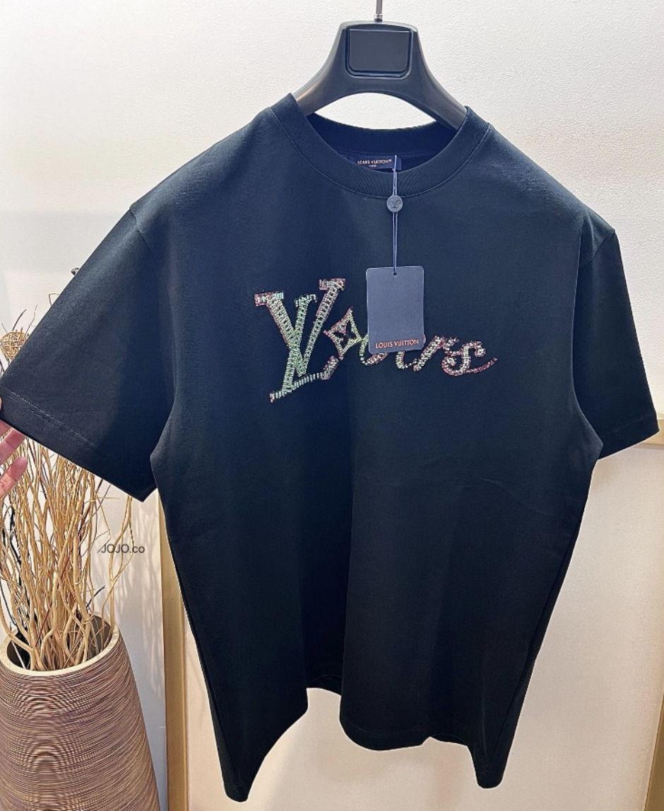 《お洒落カジュアルに着こなす♪》Louis VuittonTシャツ