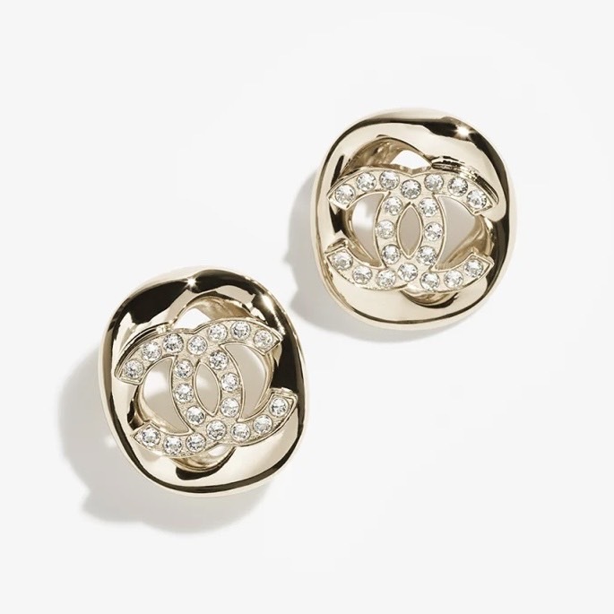 煌びやかなCCマークが耳元で揺れる♪【CHANEL】25S ピアス 煌びやかなCCロゴが耳元で揺れる♪【CHANEL】25S ピアス