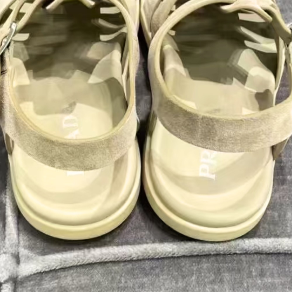 《上品な遊び心》【PRADA】スエードフィッシャーマンサンダル
