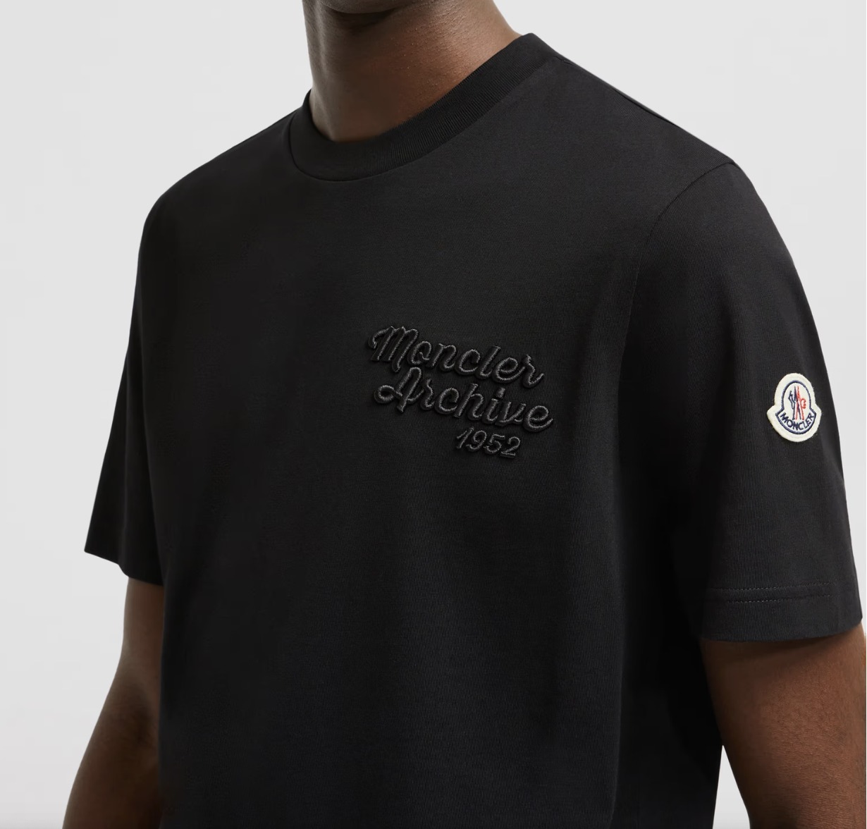日本未入荷カラーあり《MONCLER》刺繍ロゴコットンTシャツ