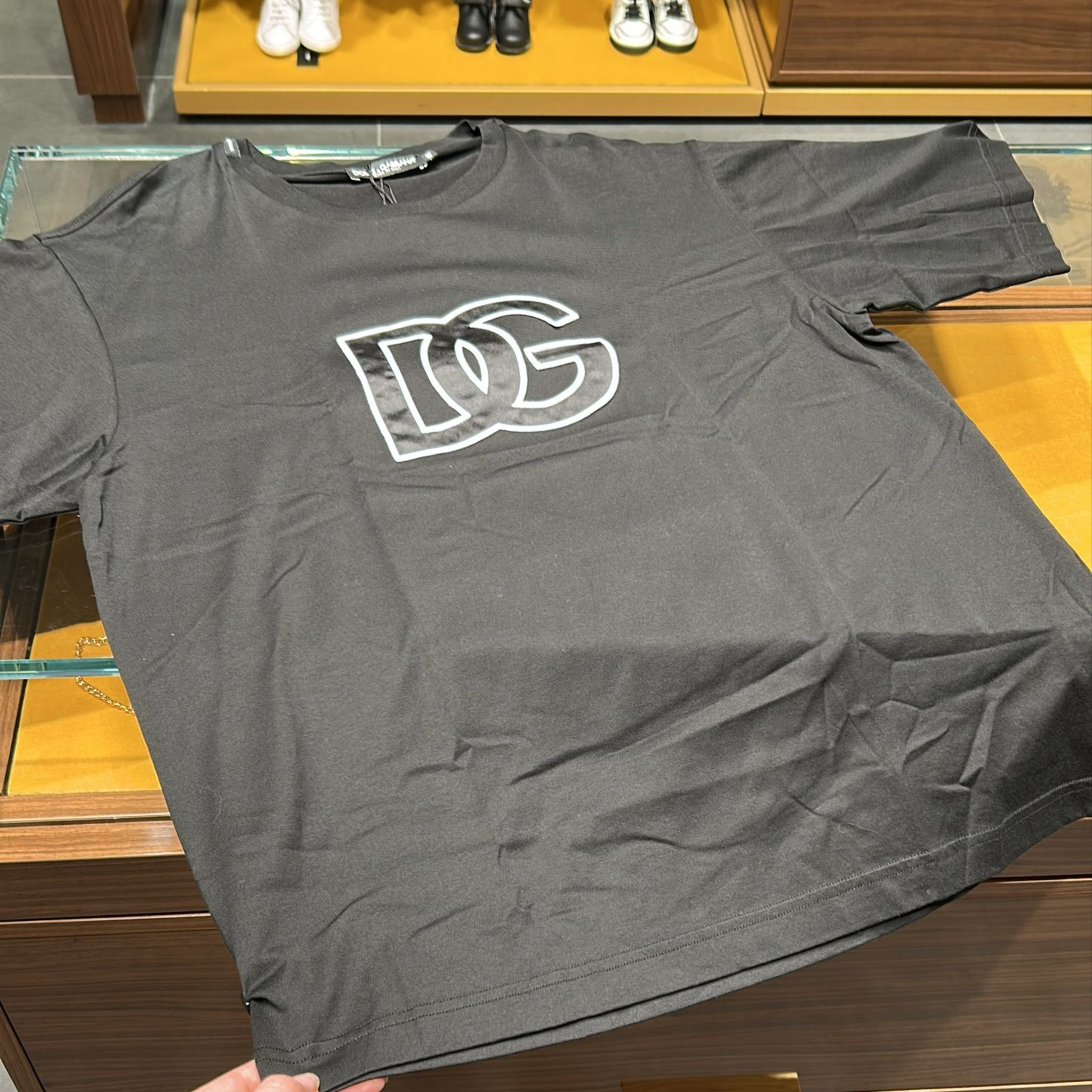 関税込 ドルチェ&ガッバーナ コットンTシャツ ロゴプレート付き 関税込 ドルチェ&ガッバーナ Tシャツ DGロゴパッチ コットン T