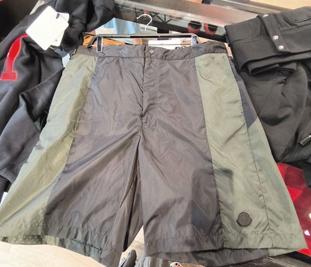 【MONCLER】23SS レタリングロゴ入りナイロンショートパンツ