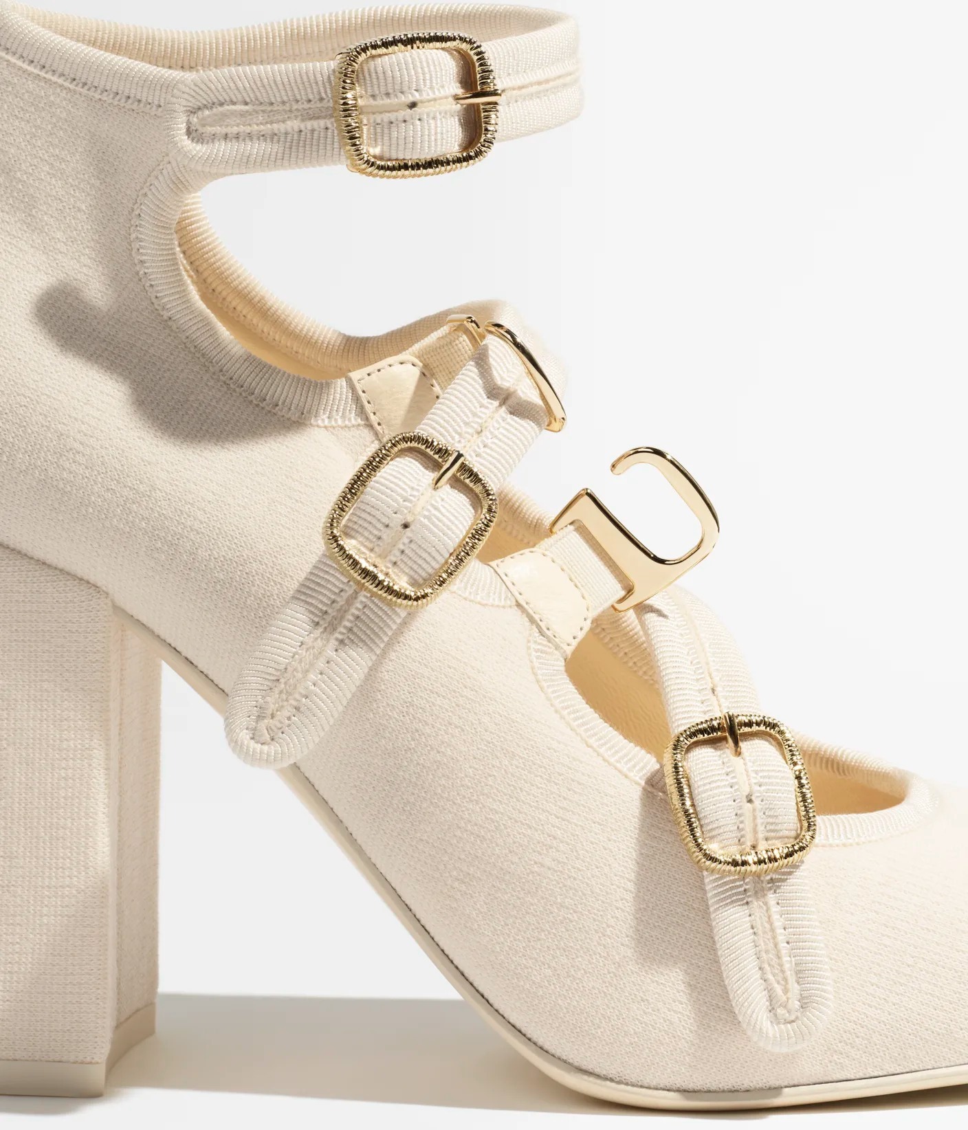 3連ベルトがお洒落♪ CHANEL メリージェーン パンプス 白