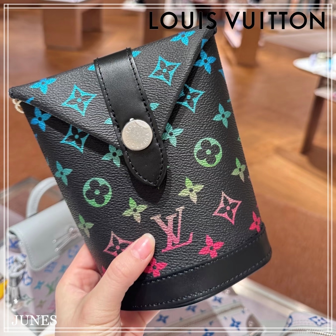オシャレなカラーリング！【LOUIS VUITTON】エンベロップポーチ