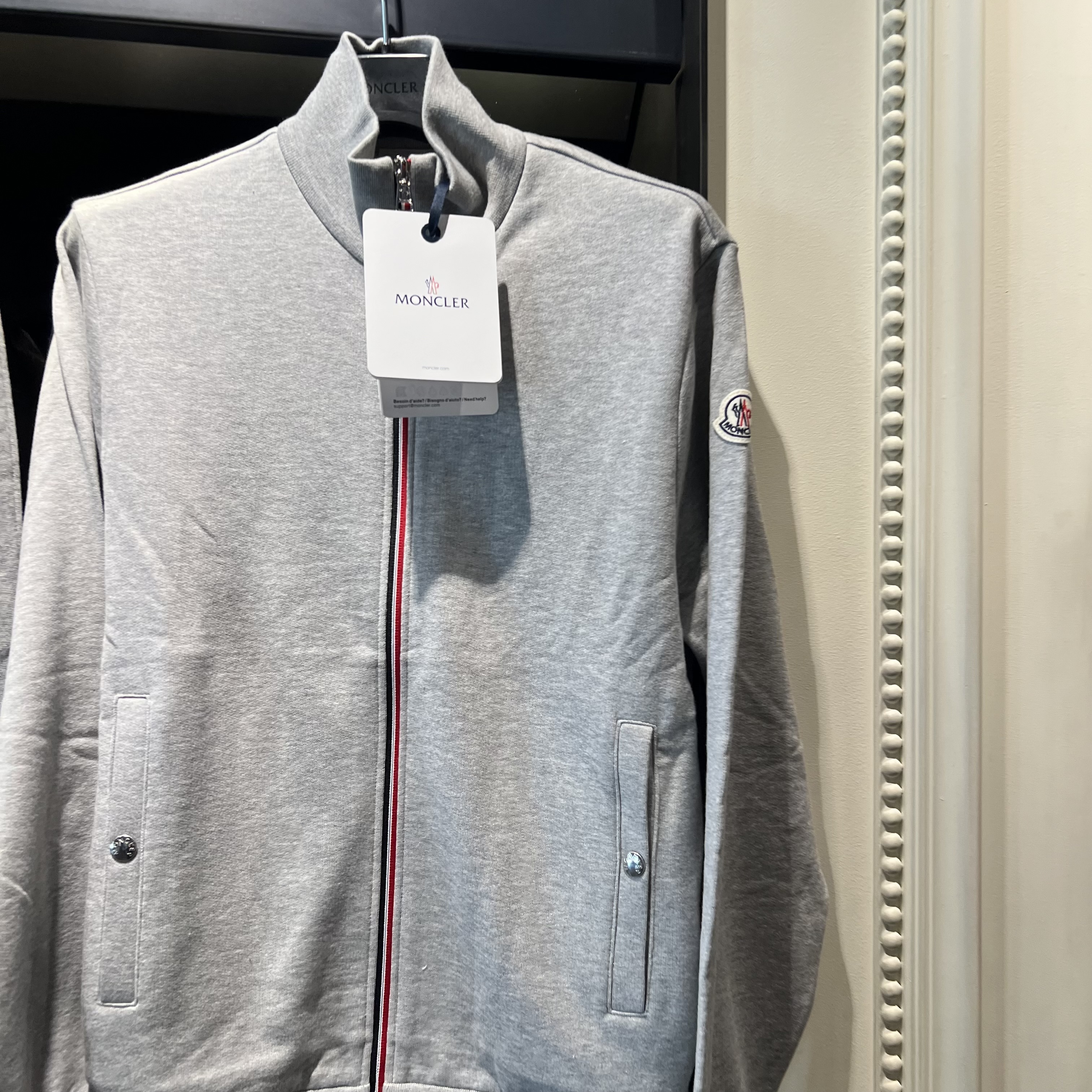 モンクレール直営OUTLET2024春夏コレクション袖ロゴ付きフディー