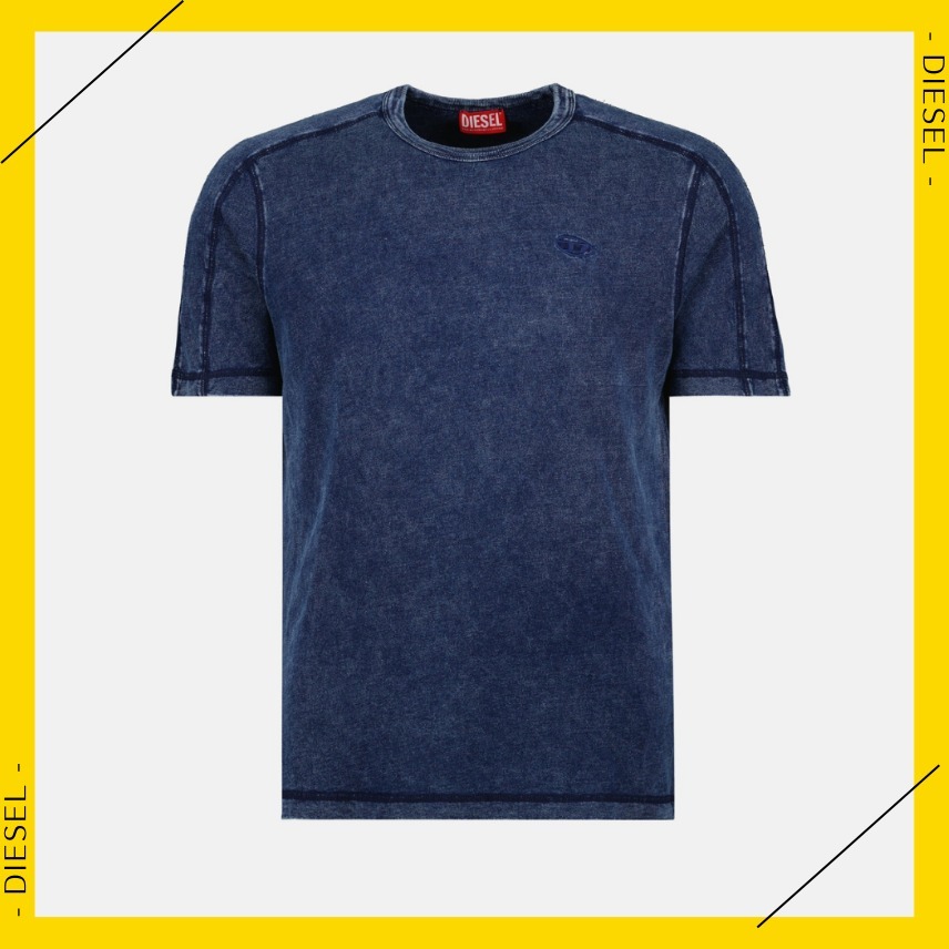緑財布デニムバッグパンツスニーカーにDIESELディーゼルTシャツ