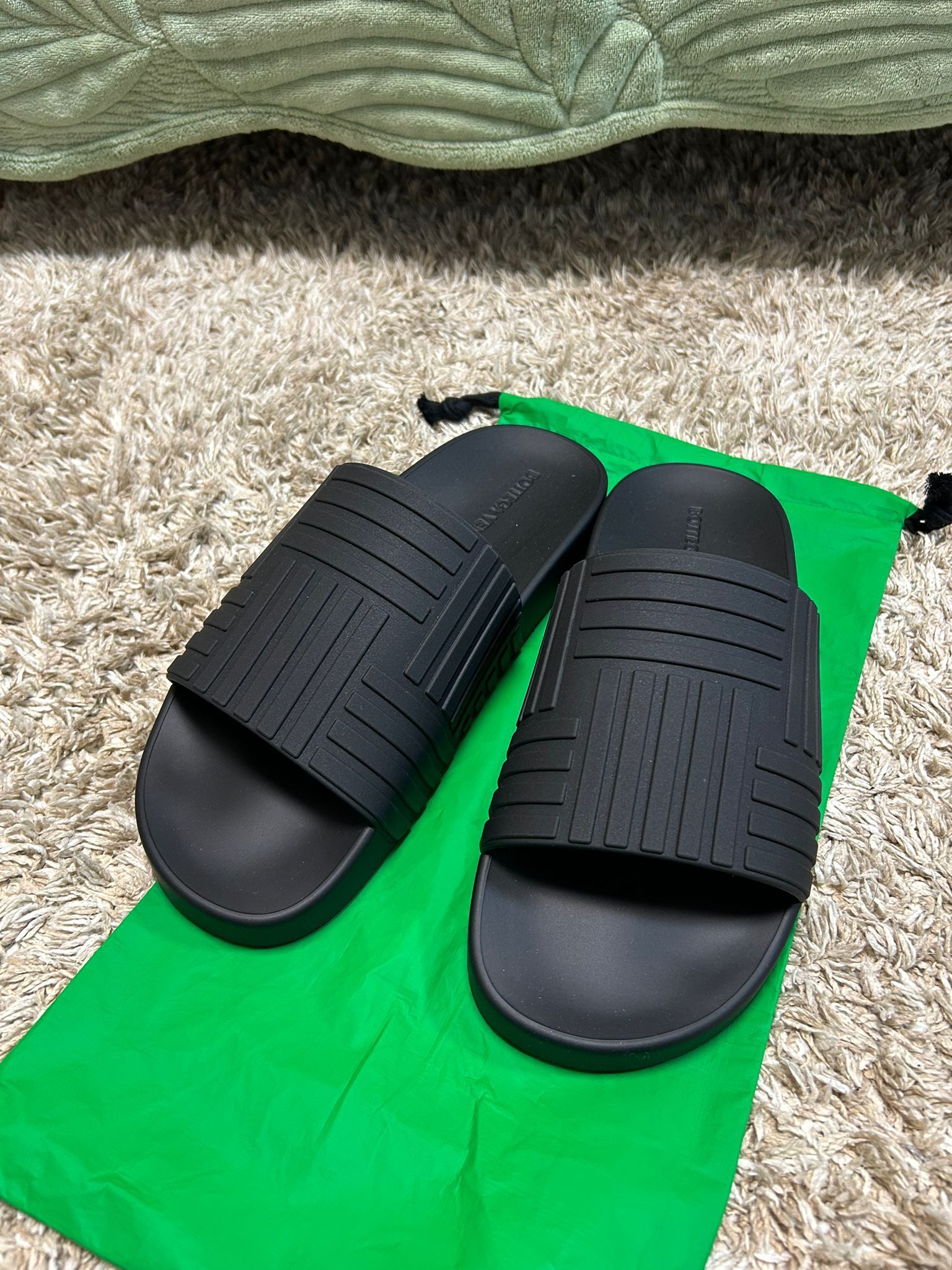 【VIP価格】Bottega Veneta スライダー ラバーサンダル black