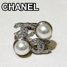 《上品だけど華やか》CHANEL ロゴ ピアス コスチュームパール