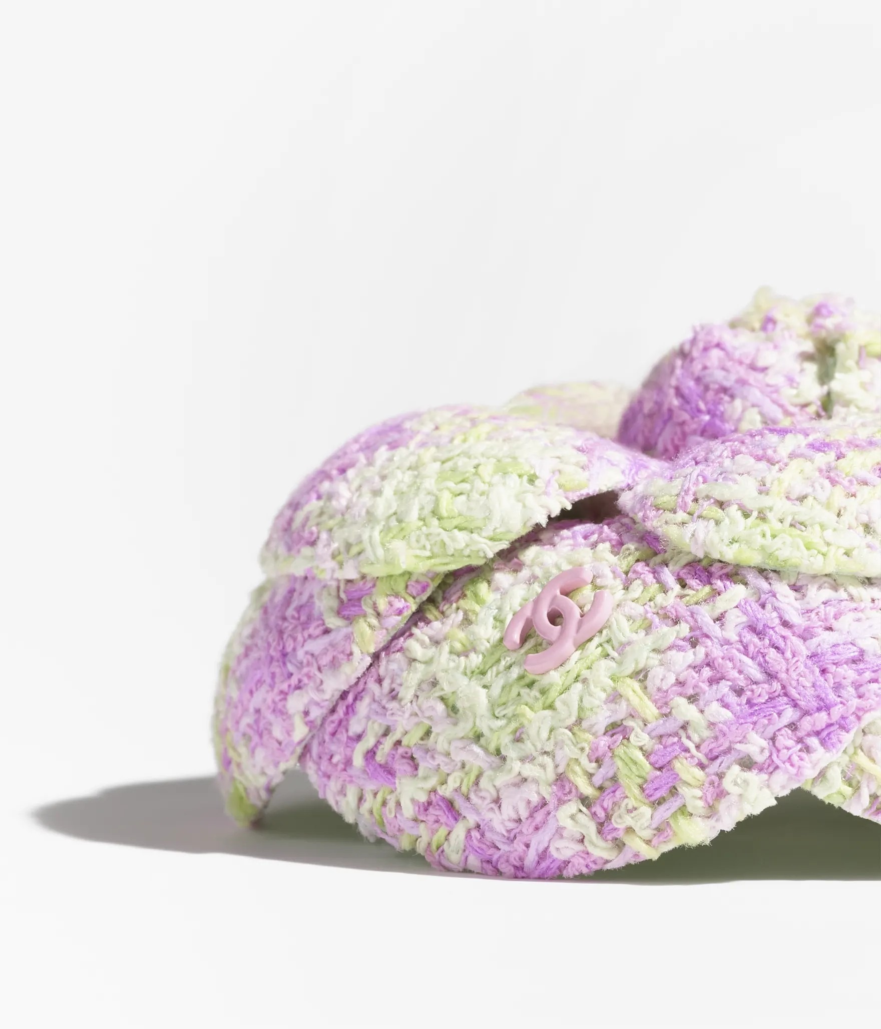 【美しいカメリアが胸元を華やかに彩る♡】CHANEL ブローチ 胸元を華やかにしてくれます♪】CHANEL ブローチ カメリア
