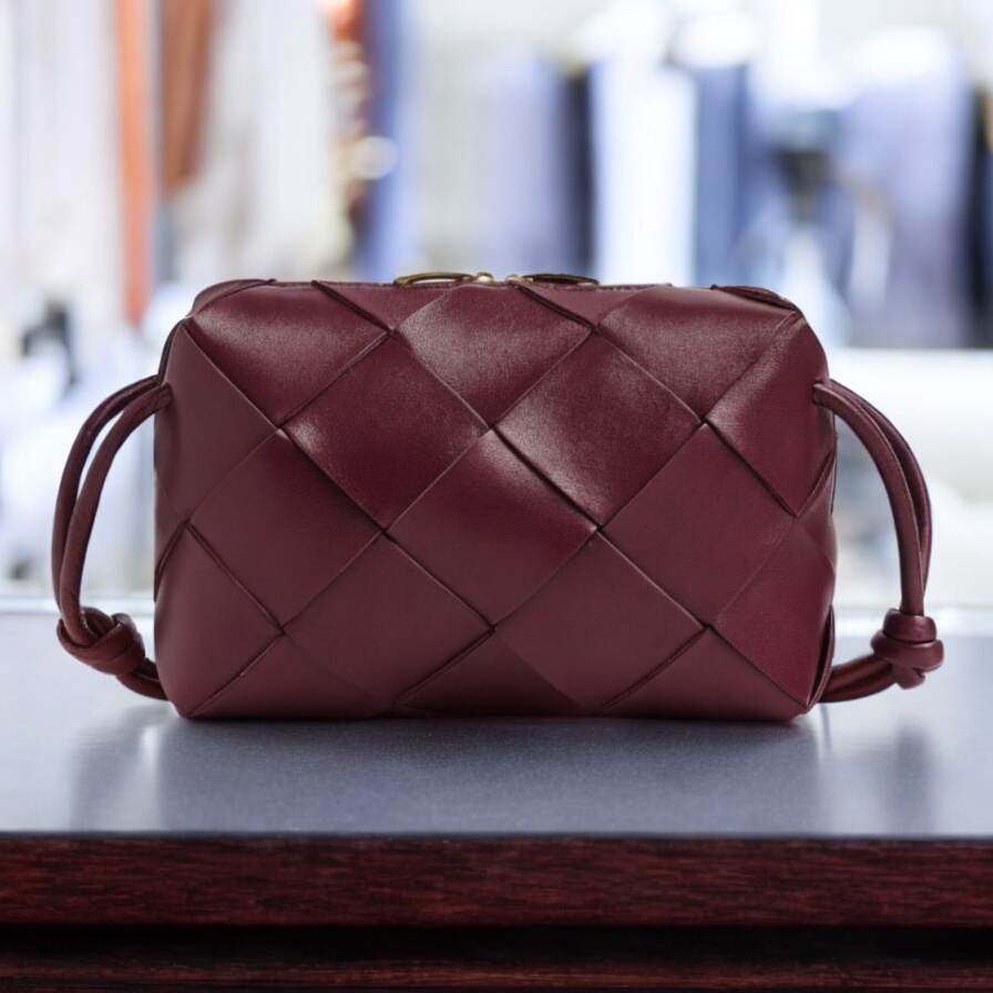 直営店☆BOTTEGA VENETA☆ SMALL CASSETTE レザー カメラバッグ