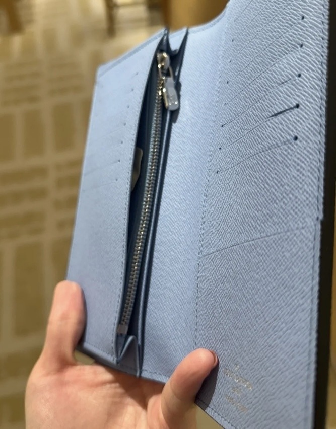 【今だけの限定スカイブルー】LOUIS VUITTON★Brazza 長財布 Louis Vuitton BRAZZA(ルイヴィトン ブラザ) - 海外通販のBUYMA