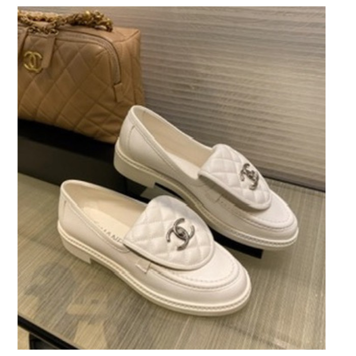 毎年即完売！ CHANEL ローファー もこもこ CCロゴ ベージュ 大人気！文字ロゴ＆CCロゴ】CHANEL*ローファー3色 (CHANEL