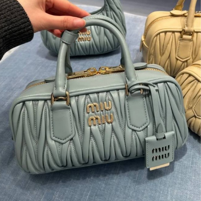 《マットラッセ細工が特徴》【MiuMiu】マトラッセ レザー バッグ